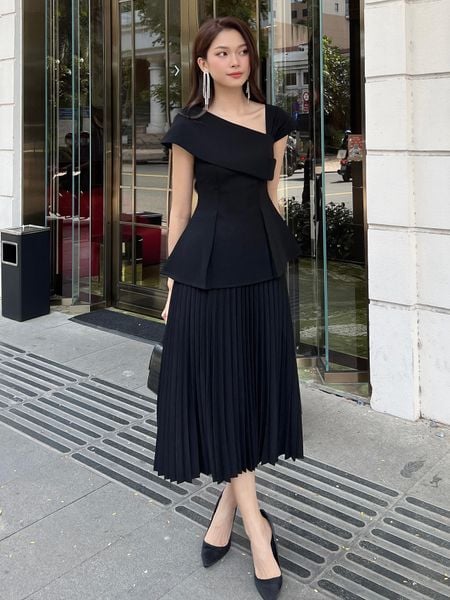 Người mẫu mặc Áo kiểu peplum lệch vai - TK356 màu trắng