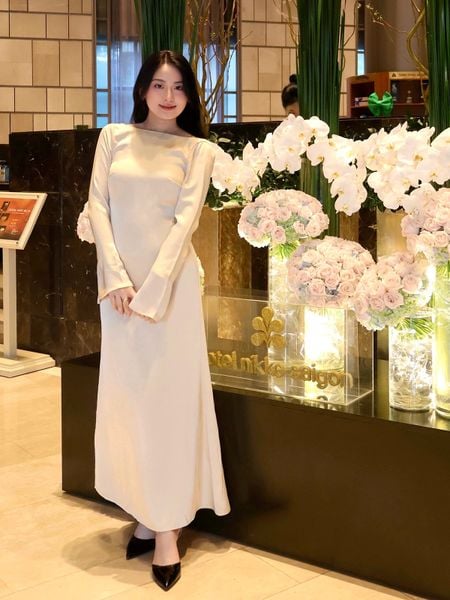 Người mẫu mặc Đầm dự tiệc dài dáng suông - D4268B màu đen