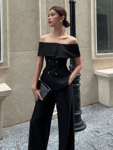 Người mẫu mặc Áo kiểu peplum trễ vai bản to - A2402 màu da mộc