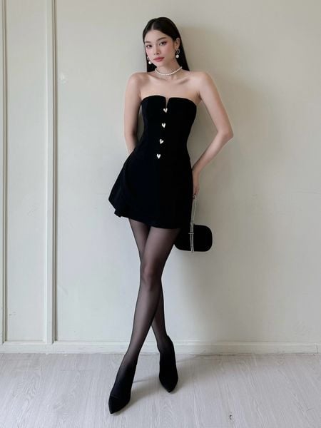 Người mẫu mặc Set áo kiểu phối chân váy - K3784A màu đen