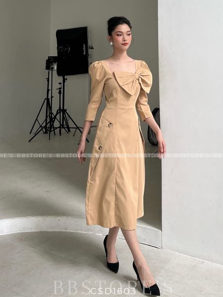 Người mẫu mặc Đầm tiệc dài viền vạt phối nơ - CSD1603 màu trắng