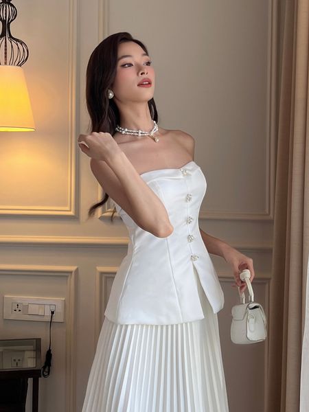 Người mẫu mặc Áo kiểu peplum xẻ tà có cúp ngực - A2607 màu đen