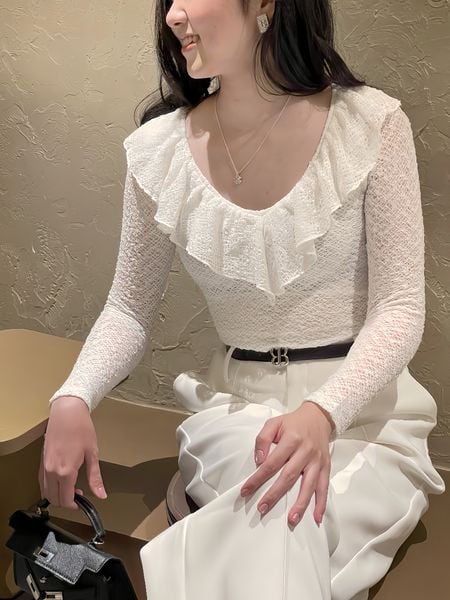 Người mẫu mặc Áo kiểu tay dài cổ V viền bèo - A4225Q màu trắng