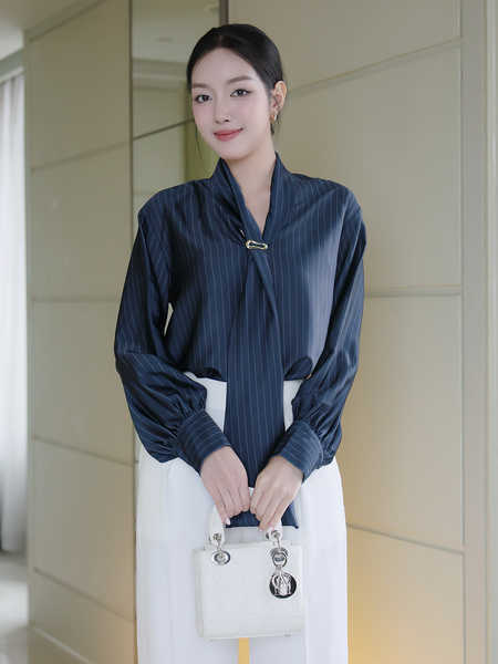 Trực diện mẫu 1 Áo kiểu công sở lụa cổ V tay dài A4484T