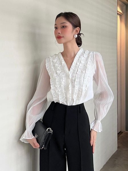 Người mẫu mặc Áo sơ mi tay dài nhún bèo - A2231 màu trắng