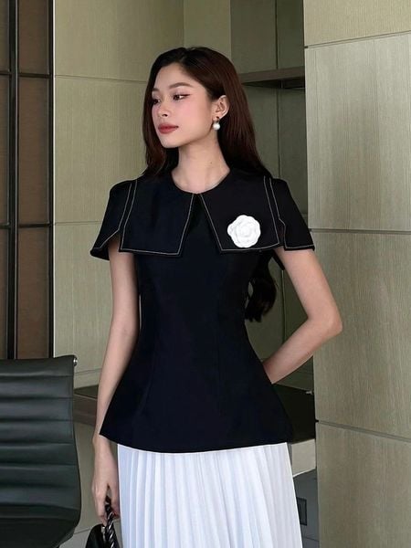Người mẫu mặc Áo kiểu peplum cổ cape viền chỉ - A2186 màu đen
