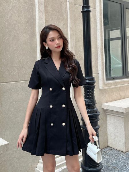 Người mẫu mặc Đầm sơ mi xếp ly phối cổ vest - D2404 màu đen