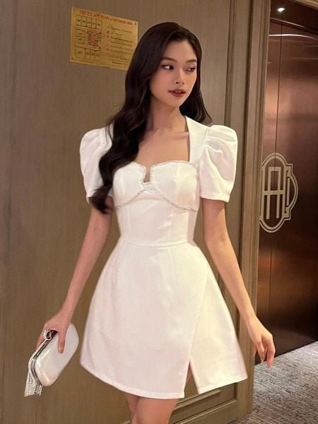 Người mẫu mặc Đầm tiệc ngắn viền đá đắp tà - D2633 màu trắng