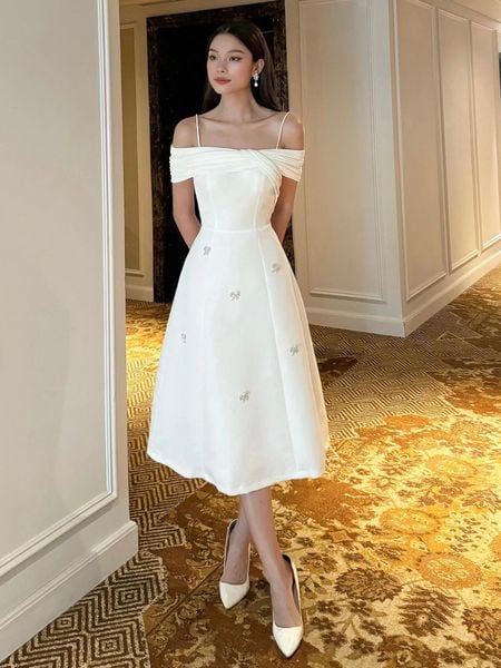 Người mẫu mặc Đầm dài dự tiệc 2 dây trễ vai - D3054 màu đen