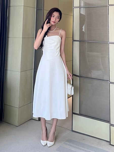Người mẫu mặc Đầm xòe dài 2 dây xếp ngực - D2811 màu trắng