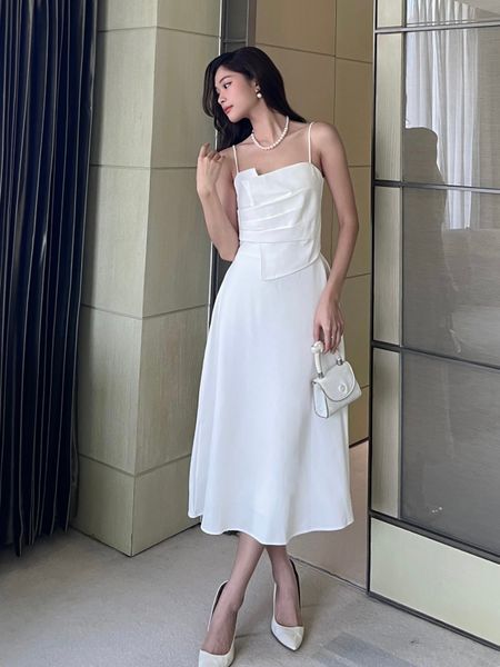 Người mẫu mặc Đầm xòe dài 2 dây xếp ngực - D2811 màu trắng