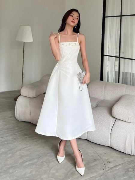 Người mẫu mặc Đầm dự tiệc 2 dây phối viền đá - D2842 trắng