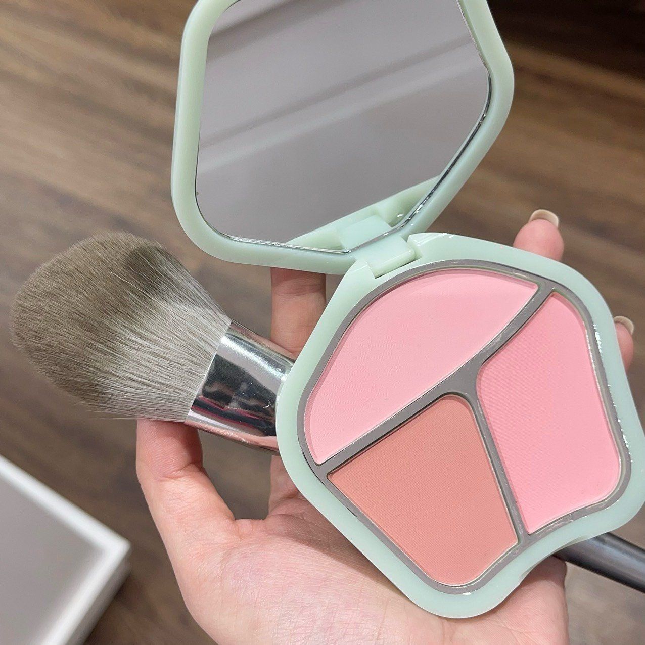  Shell blush má hồng 3 ô với thiết kế vỏ sò đẹp mắt đến từ thương hiệu Liangnishi 