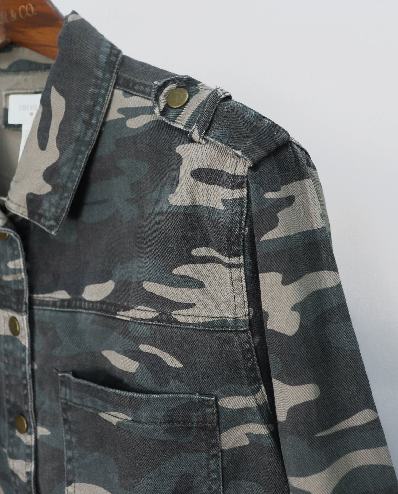  05.09.23 - VTG DENIM MILITARY BUTTON UP SHIRT - FOREVER 21 