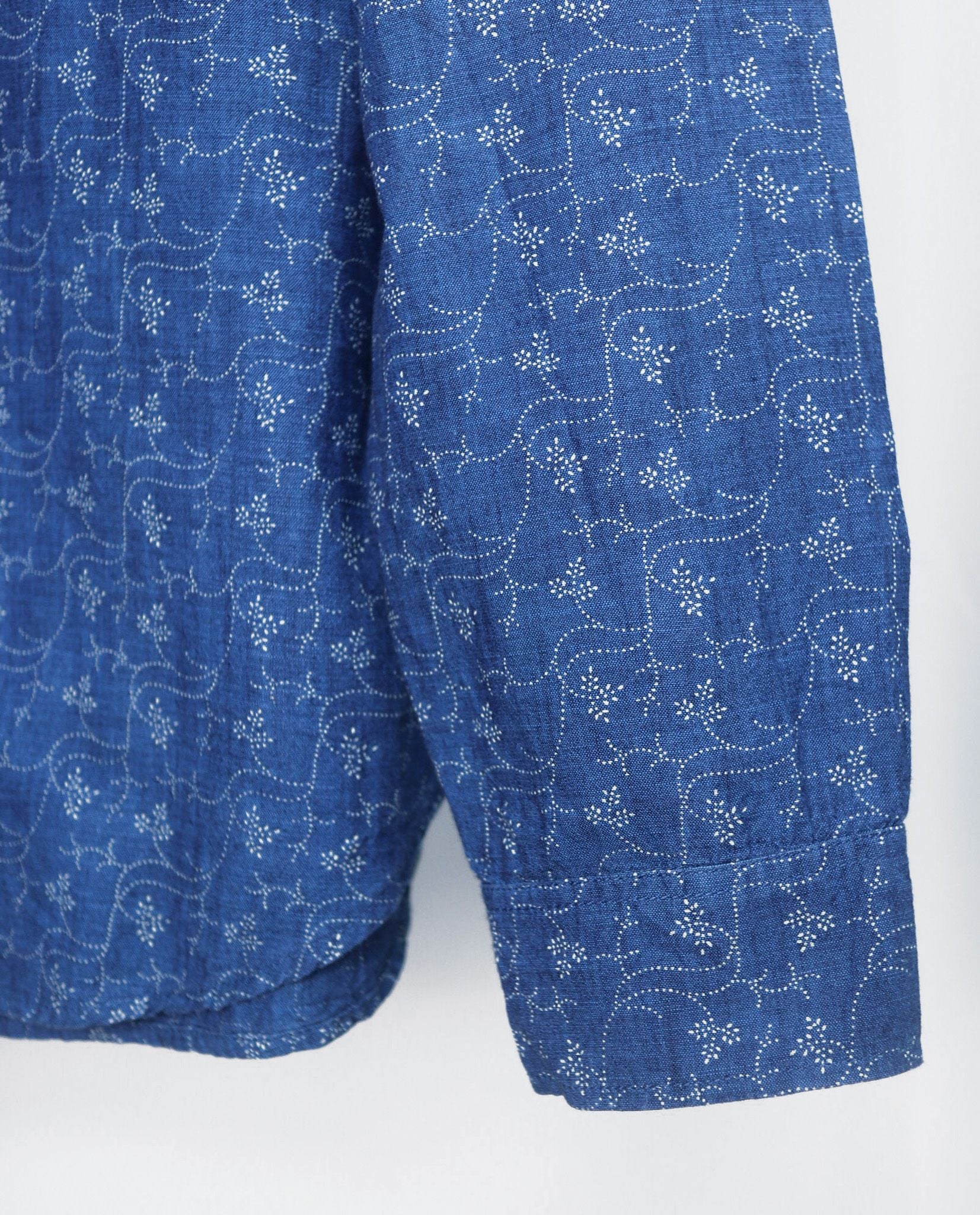  05.09.23 - VTG BUTTON UP SHIRT - GAP 