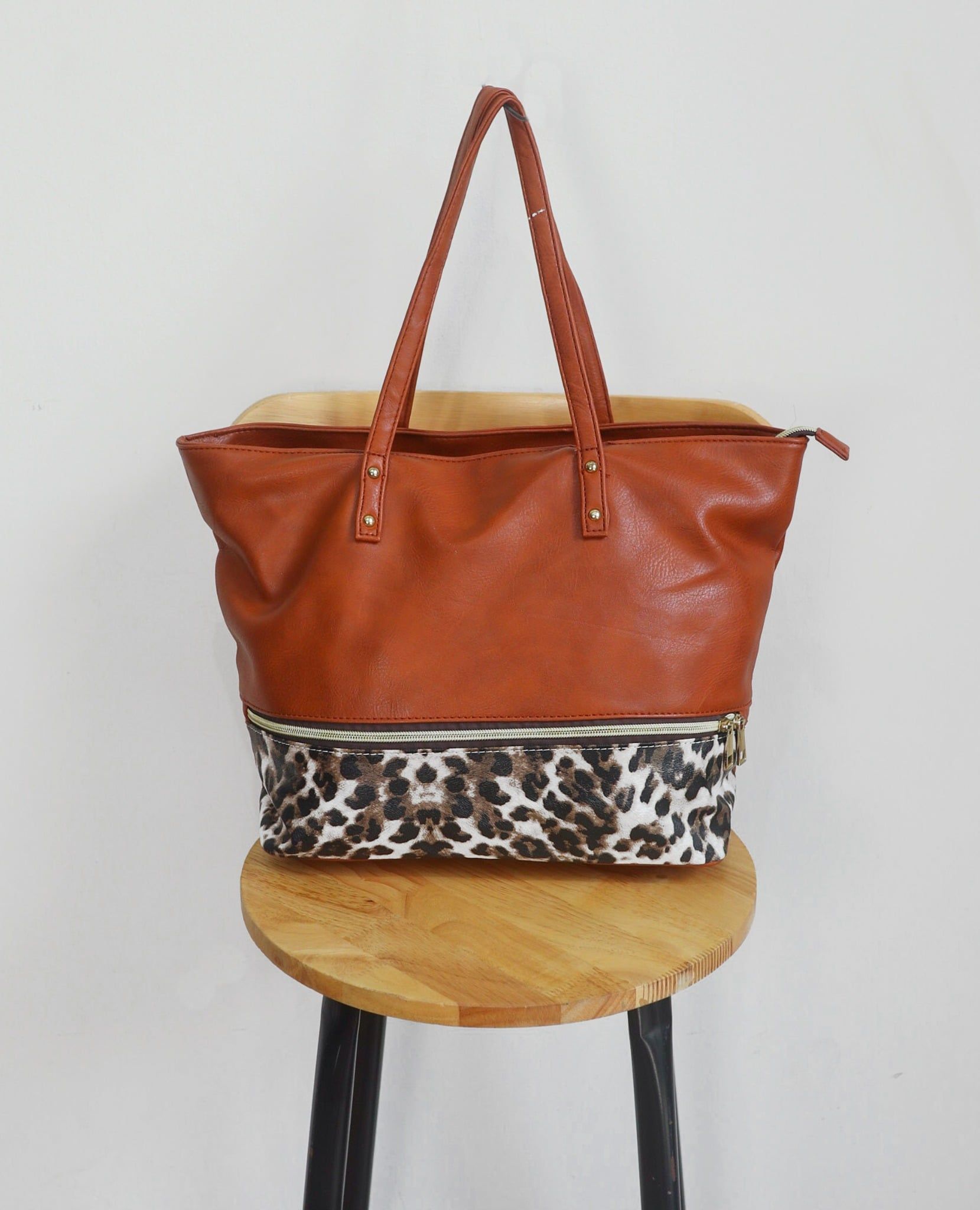  07.18.23 - VTG LEATHER BAG 
