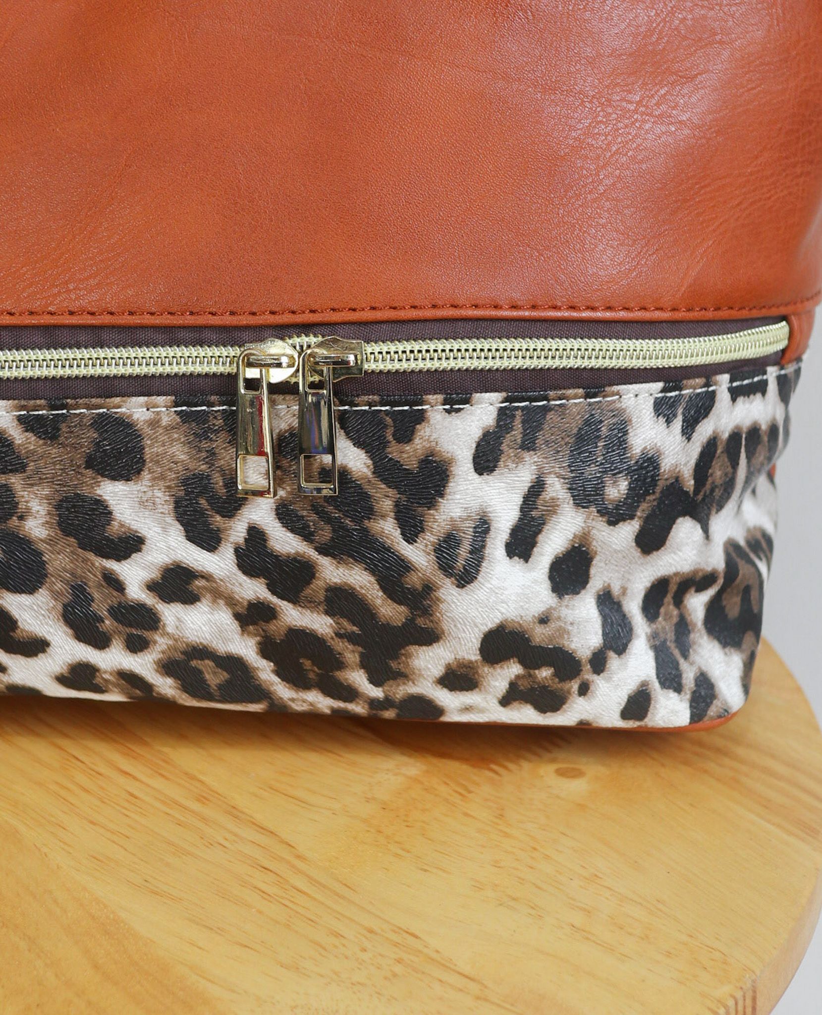  07.18.23 - VTG LEATHER BAG 