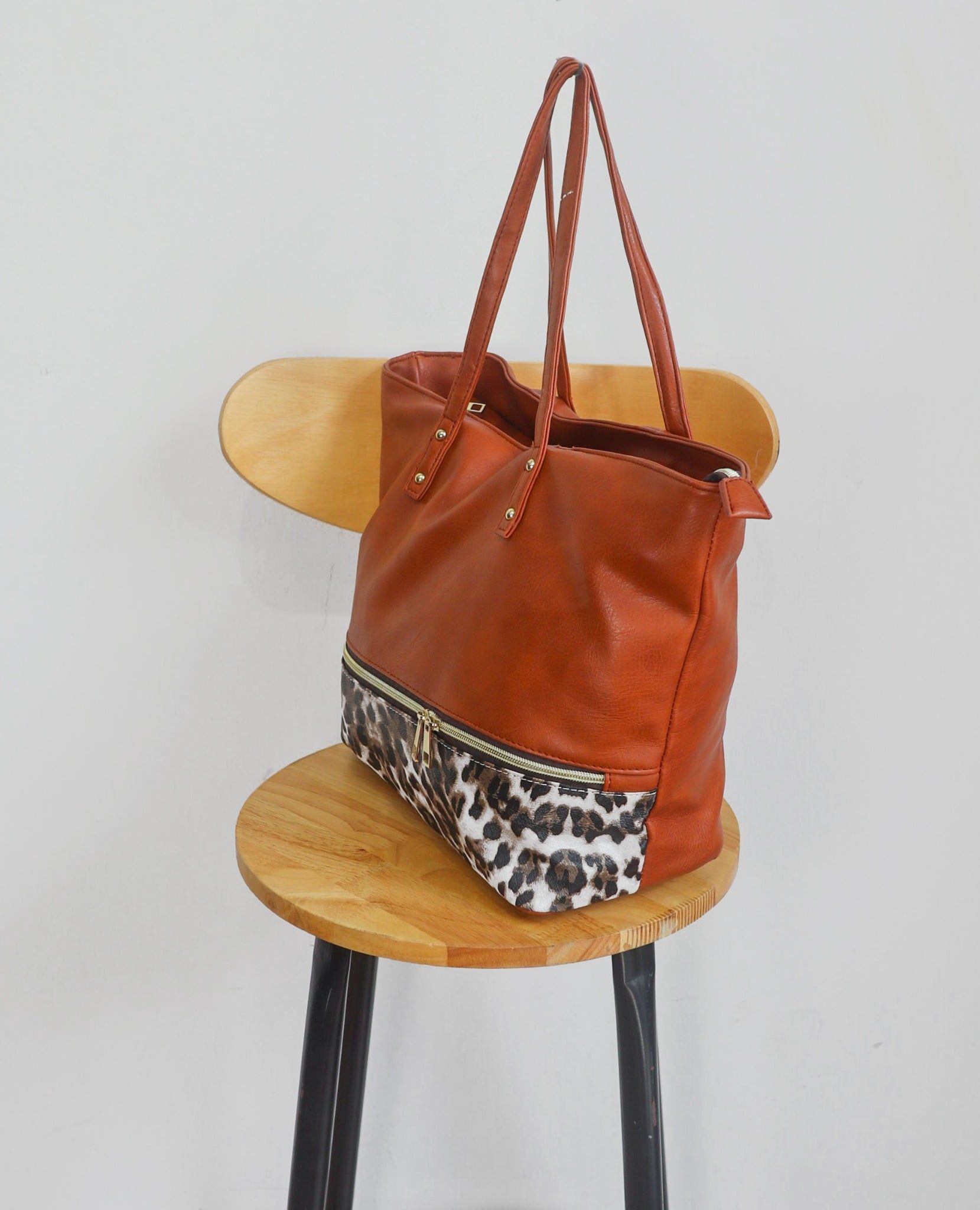 07.18.23 - VTG LEATHER BAG 