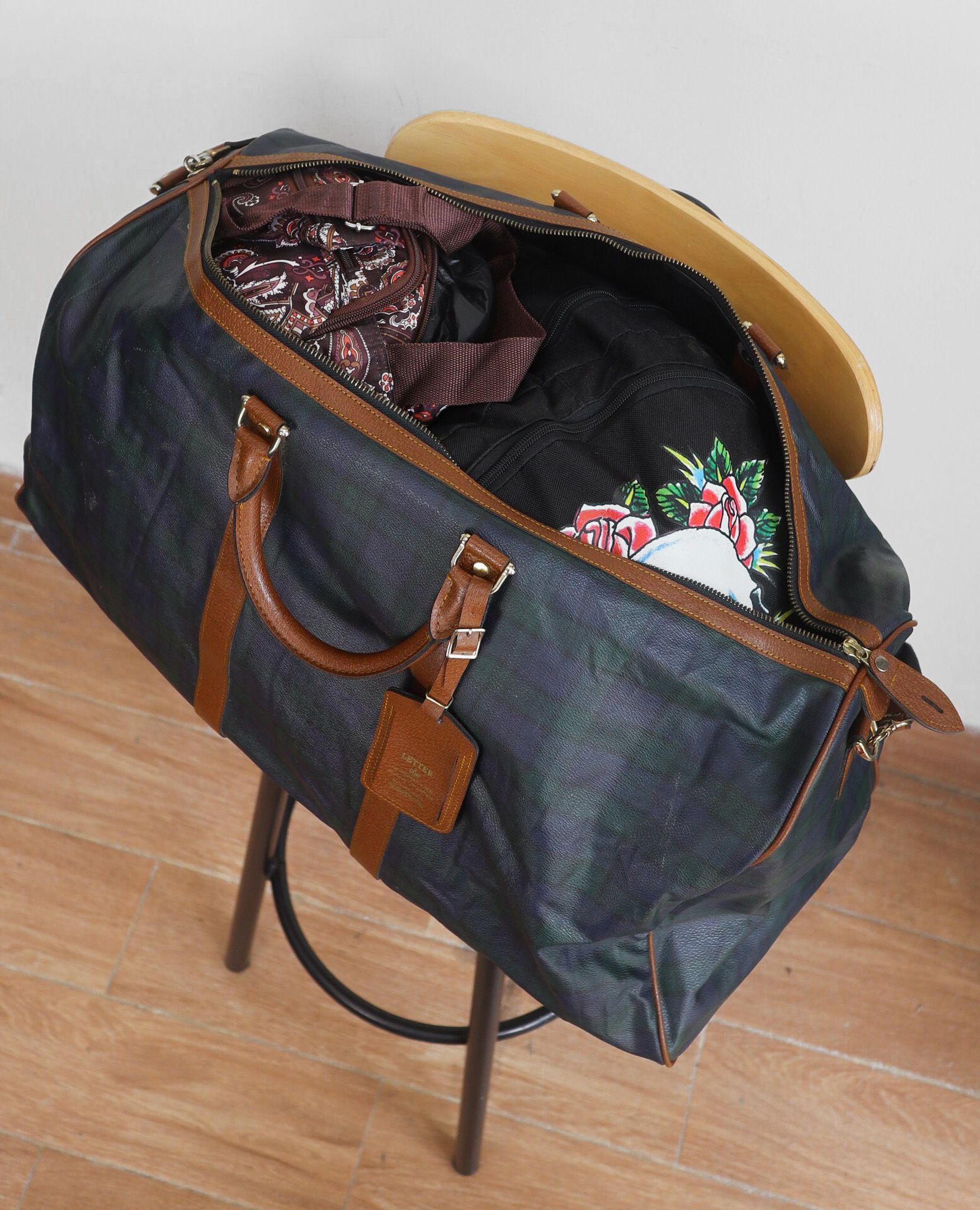  07.18.23 - VTG LEATHER BAG - LETTER 