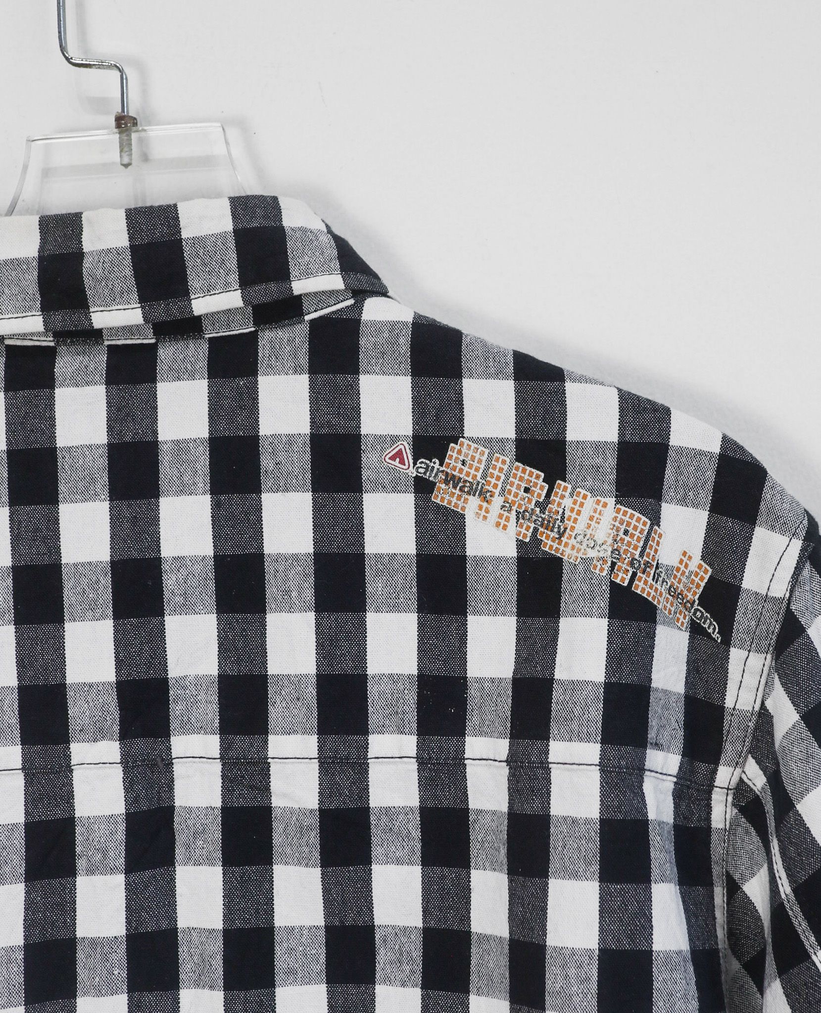  08.03.23 - VTG BUTTON UP SHIRT - AIRWALK 