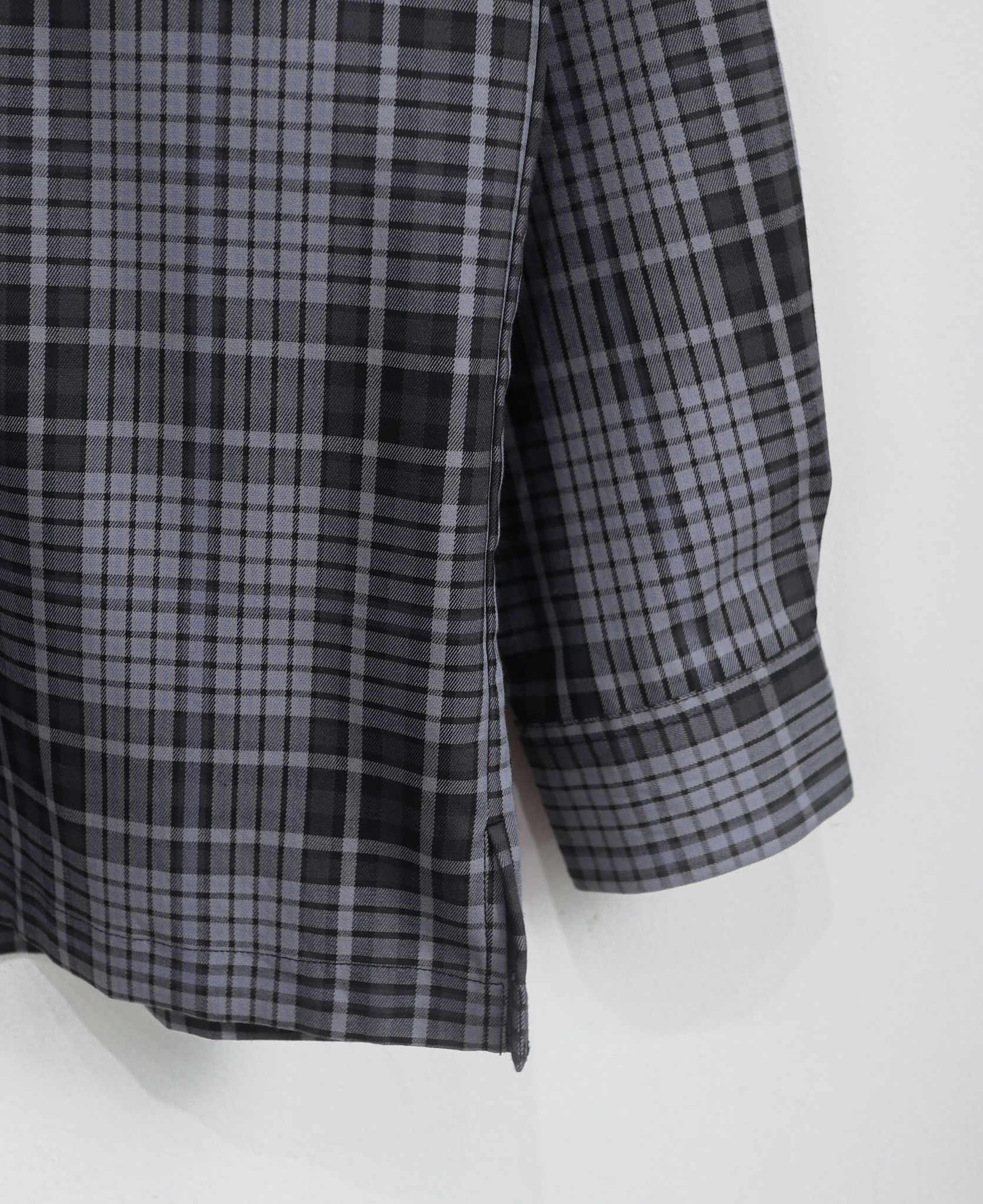  12.18.23 - VTG BUTTON UP SHIRT - GU by UNIQLO 