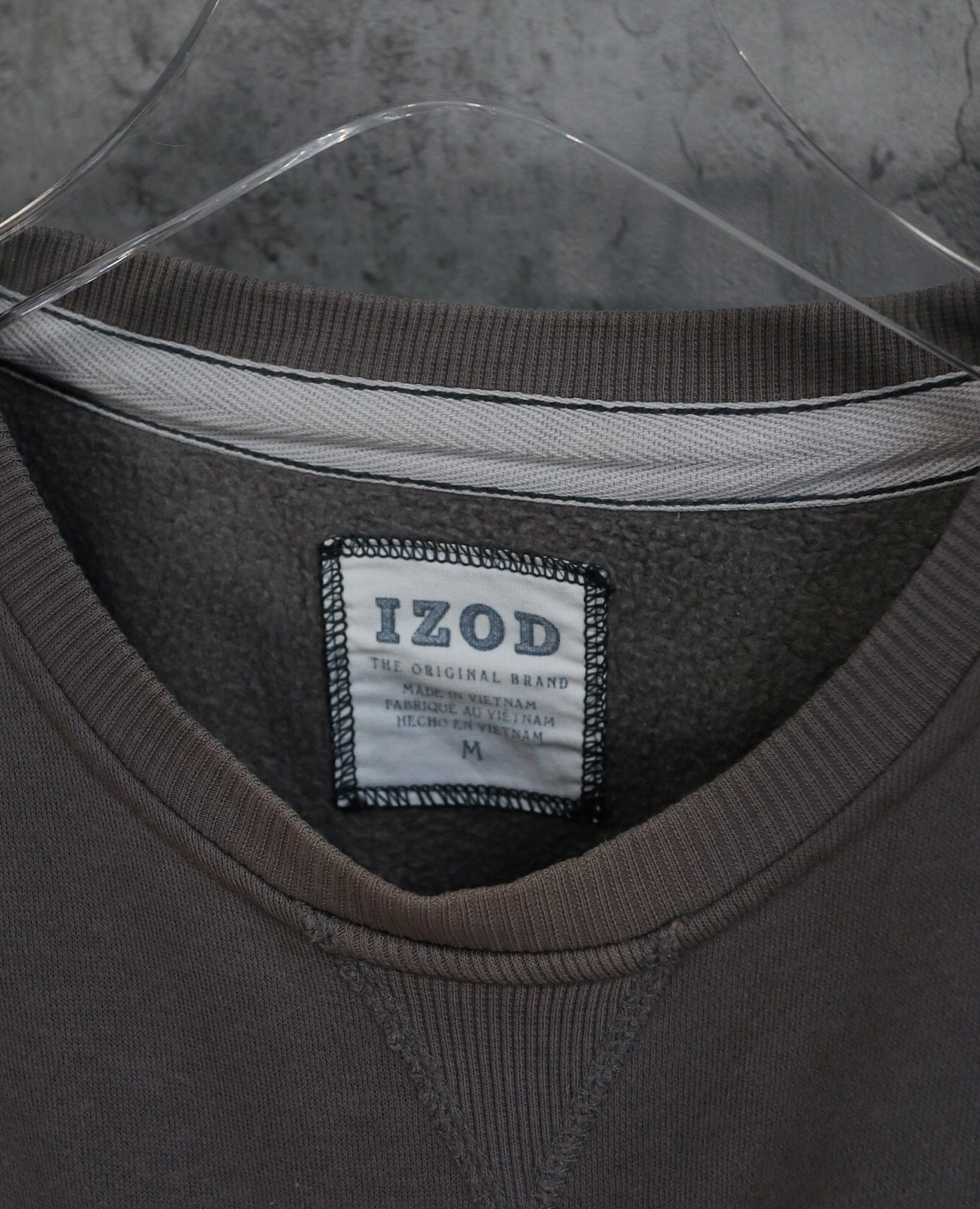  10.08.23 - VTG SWEATSHIRT - IZOD 