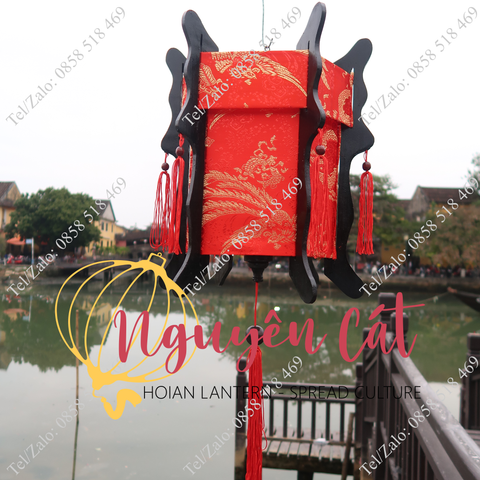  Đèn lồng gỗ lục giác Hội An vải gấm đỏ họa tiết long phượng (Trong nhà) 