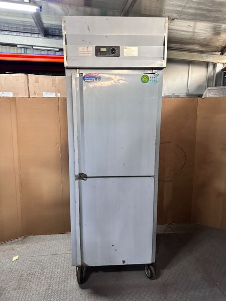 Tủ mát 2 cánh dạng đứng D0.5L2