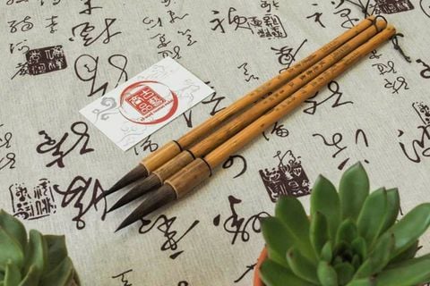 Bút lông Thử Hào Thượng Họa chuyên dùng viết thư pháp trung tự.