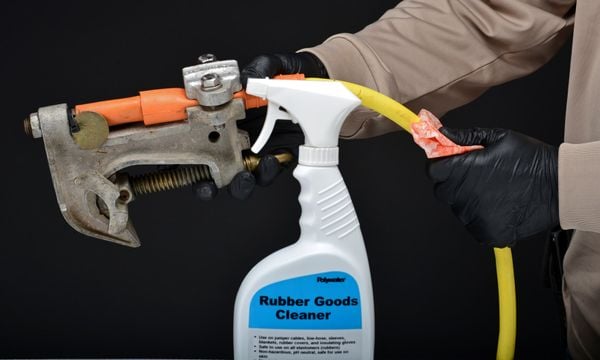 Khăn tẩm vệ sinh sản phẩm cao su