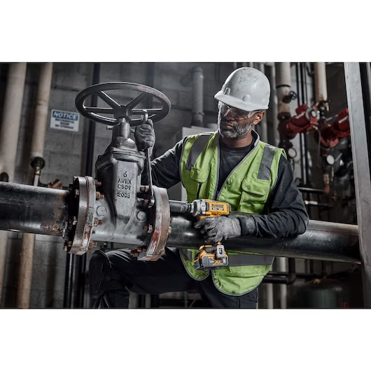 Máy siết bu lông tác động tầm trung XR® 1/2 in. 20V MAX* có đe Hog Ring