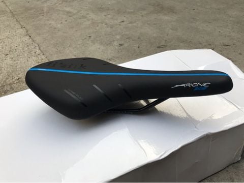 Yên fizik airone gọng thép đen sọc trắng