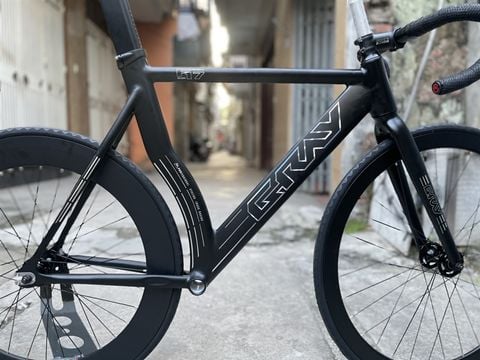 Khung Fixed Gear Gray F17 Càng Carbon( Kèm chén cổ + cọc yên + khóa cọc yên)