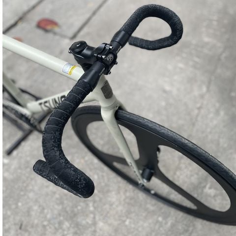 Xe đạp Fixed Gear Tsunami SNM 100 màu Ghi Sáng vành 3 đao trước