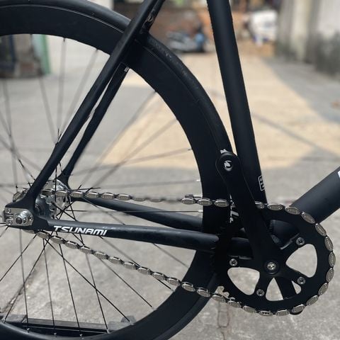 Xe đạp Fixed Gear Tsunami SNM 100 màu Đen đồ cơ bản vành 3 đao trước