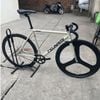 Xe đạp Fixed Gear Tsunami SNM 100 màu Ghi Sáng vành 3 đao trước