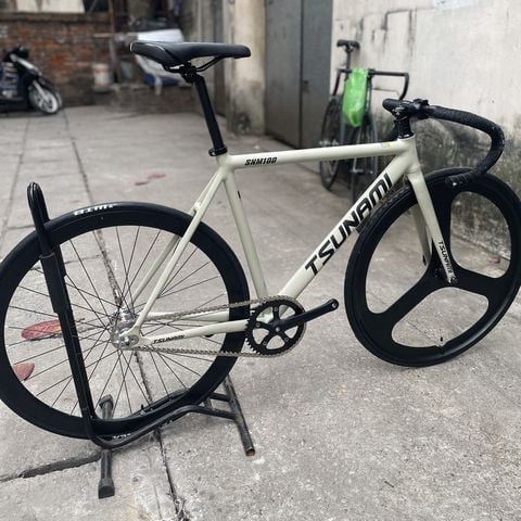 Xe đạp Fixed Gear Tsunami SNM 100 màu Ghi Sáng vành 3 đao trước