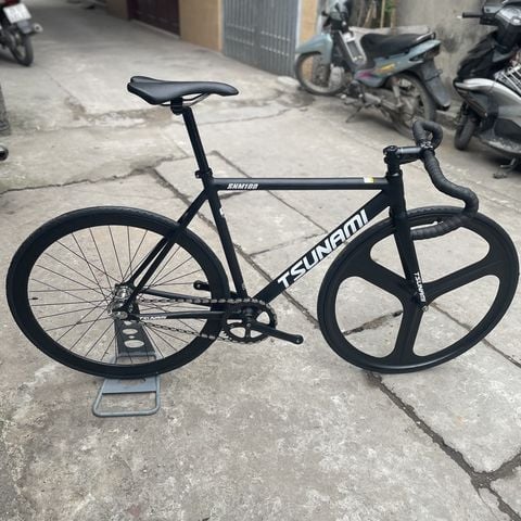 Xe đạp Fixed Gear Tsunami SNM100 màu Đen vành trước 3 đao nhôm, đùi đĩa cơ bản