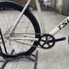 Xe đạp Fixed Gear Tsunami SNM 100 màu Ghi Sáng vành 3 đao trước