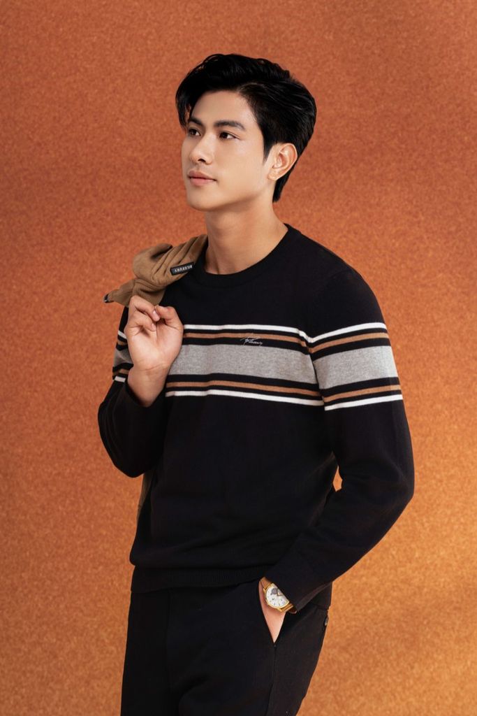  Áo Len Đen Cổ Tròn Hoạ Tiết Sọc Ngang  8ALRT004DEN 