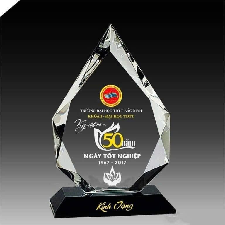 Kỷ niệm chương pha lê tặng thầy cô 20/11