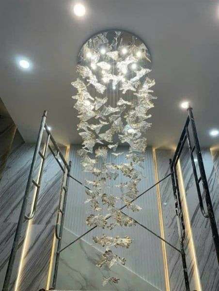 Đèn thả thông tầng chiếc lá gồm 235 lá, 28 đèn dim có điều khiển mâm Inox tráng gương D1500xH2500 VLTHTT-340