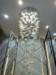Đèn thả thông tầng chiếc lá gồm 235 lá, 28 đèn dim có điều khiển mâm Inox tráng gương D1500xH2500 VLTHTT-340