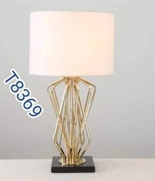 HT Đèn bàn hợp kim thân vàng, chao trắng, đế vuông chao 30cm (giá không bóng) B121 T8369 HTDBHK-001-AA