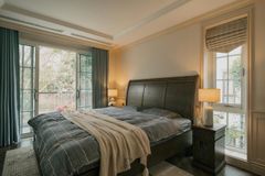 Đèn ngủ để bàn gốm sứ màu xanh ngọc vân cổ điển DS-TL9866 KT 58*30 E27 VLDBGM-051