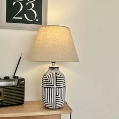 Đèn bàn thân gốm sứ màu trắng viền đen size nhỏ DBG021 KT H45*30 E27 VLDBGM-044