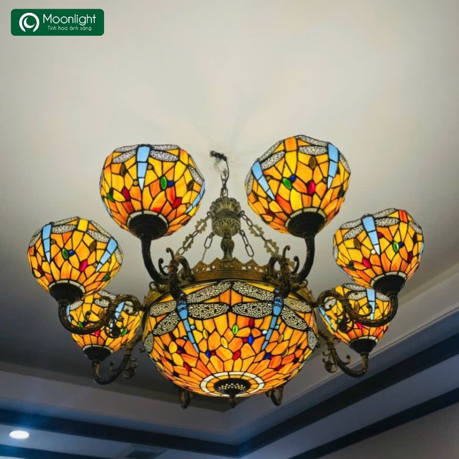 Đèn chùm tiffany 8 tay chao hoa màu vàng cam hình chuồn chuồn xanh VLCHTF-040