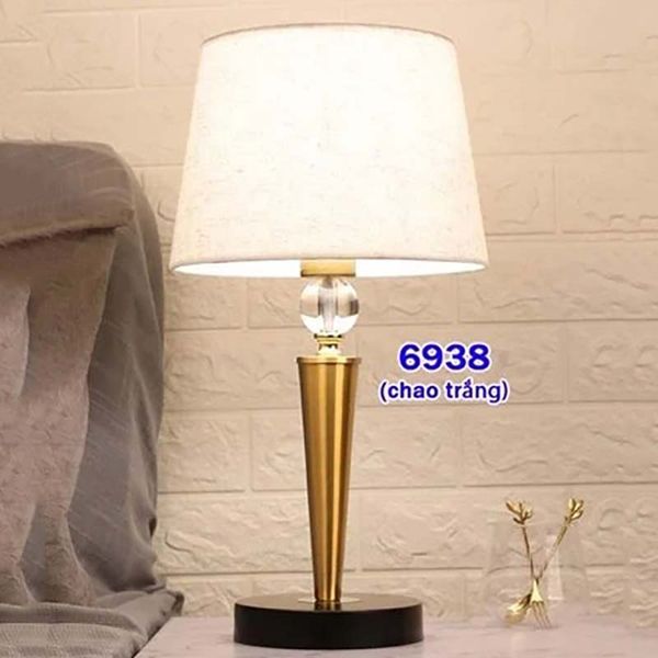 Đèn bàn thân hợp kim vàng chao vải trắng 6938 VLDBHK-015