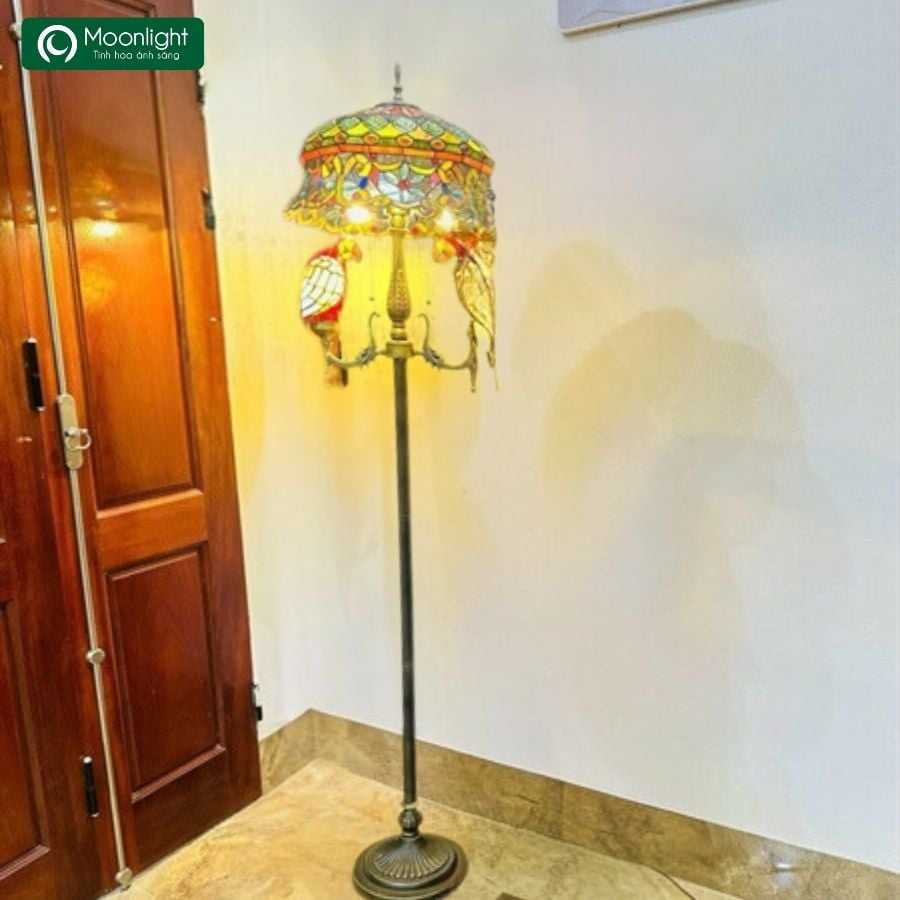 Đèn sàn tiffany 2 con vẹt màu đỏ VLDSTF-023