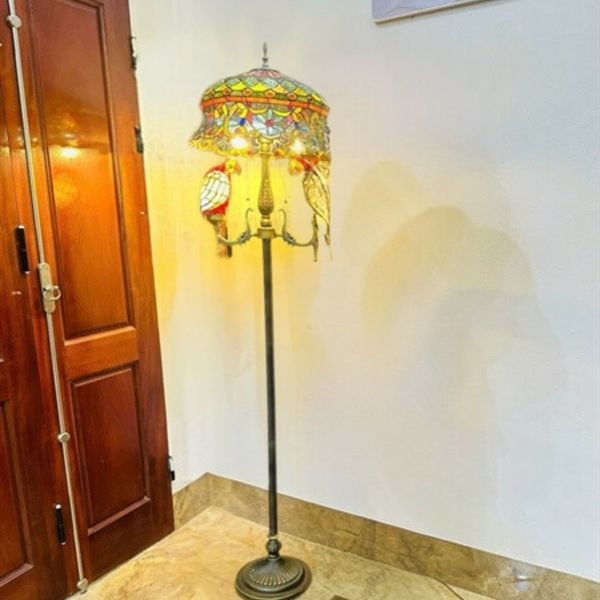 Đèn sàn tiffany 2 con vẹt màu đỏ VLDSTF-023